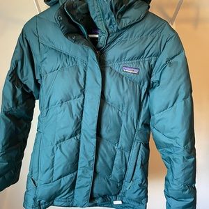 Patagonia winter coat. Minimal wear. Great condition and without staining.